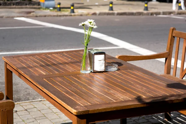 Ένα Ξύλινο Τραπέζι Από Καφέ Χρώμα Από Σανίδες Γυάλινο Βάζο — Φωτογραφία Αρχείου
