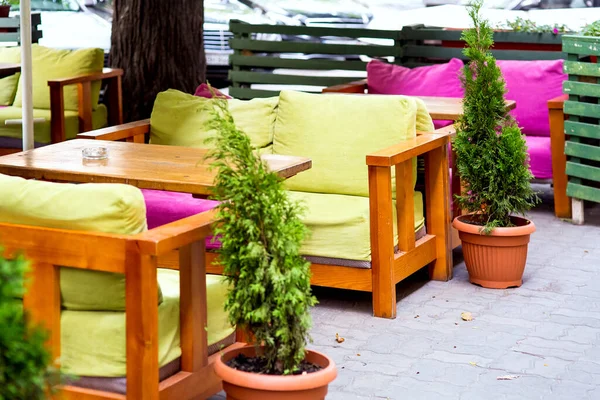 Outdoor Cafe Met Houten Tafels Zachte Stoelen Met Kussens Een — Stockfoto