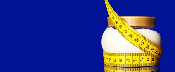 Körperpflege Creme Glas Etikettenbank Mit Kappe Isoliert Auf Blauem Hintergrund — Stockfoto