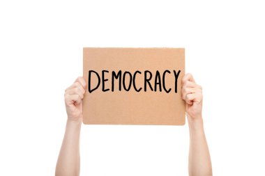 Demokrasinin elinde tuttuğu mesajı taşıyan mukavva poster beyaz bir arka planda izole edilmiş bir özgürlük devletinin vatandaşı..