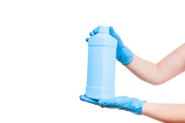 Mavi eldivenli eller, beyaz arka planda izole edilmiş steril dezenfektan için kapaklı plastik mavi şişe kare form tutuyor..
