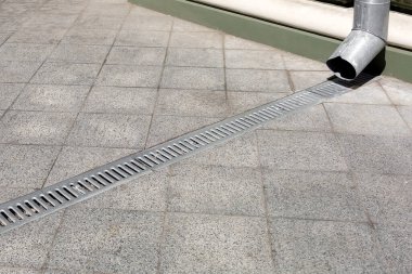 Mühendislik yapısı ön cephe binasına çöktü. Gri taş granit kaldırımın drenaj ızgarası zemindeki kare fayanslardan aşağı indi. Şehir altyapısını kapattık..