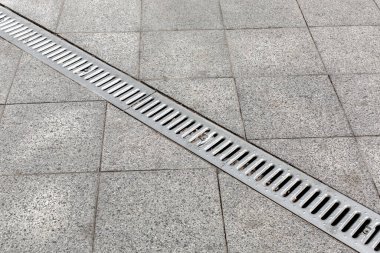 Siper grisi ve çelik arıtma şehrin taş döşemelerini rendeleyecek. Detaylı boşaltma sistemini kapatacak, hiç kimse..