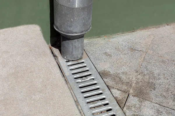 Μηχανική Δομή Downspout Σωλήνα Πράσινο Κτίριο Πρόσοψης Υδρορροή Του Πέτρινου — Φωτογραφία Αρχείου