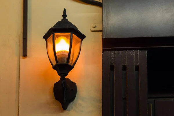 Schwarze Eiserne Laterne Retro Stil Beleuchtet Hausfassade Mit Warmem Licht — Stockfoto