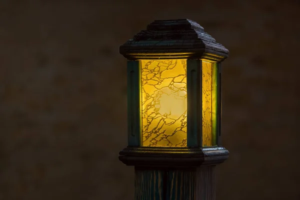 Hölzerne Straßenlaterne Mit Gelbem Glasdiffusor Alte Lichtmasten Leuchten Abends Warm — Stockfoto