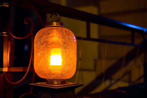 Lanterna Vidro Laranja Decorada Com Rachaduras Instaladas Corrimão Entrada Restaurante — Fotografia de Stock