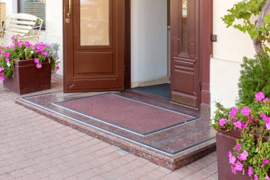 Otelin giriş kapısında paspaslı eşik mimari ayrıntıları, Avrupa şehir manzarası hiç kimse.