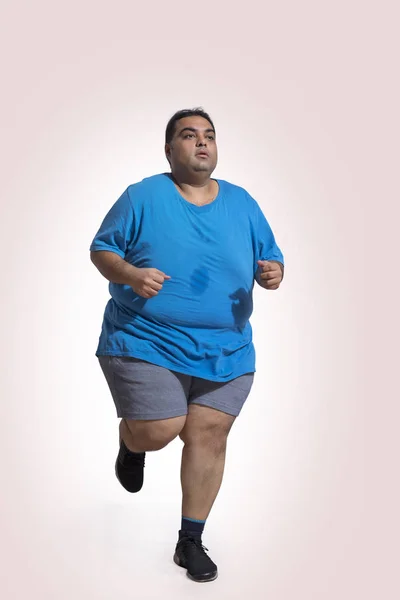 Παχύσαρκος Άνθρωπος Στην Πουκάμισο Και Σορτς Που Τρέχουν Φορώντας Παπούτσια — Φωτογραφία Αρχείου