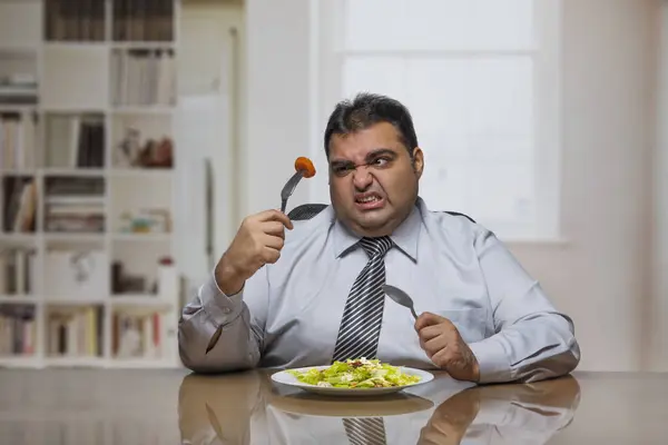 Hombre Con Sobrepeso Sentado Mesa Comedor Con Plato Lleno Ensalada —  Fotos de Stock