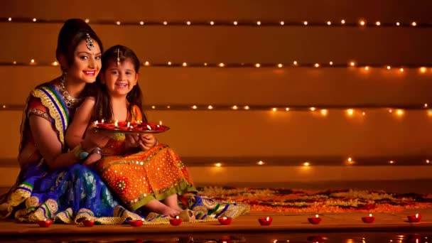 Retrato Mãe Filha Com Bandeja Diyas — Vídeo de Stock