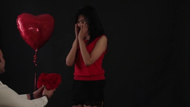 Kız Onu Ortağından Yumuşak Oyuncak Valentine Hediye Şeklinde Heyecanı Başlarken — Stok video