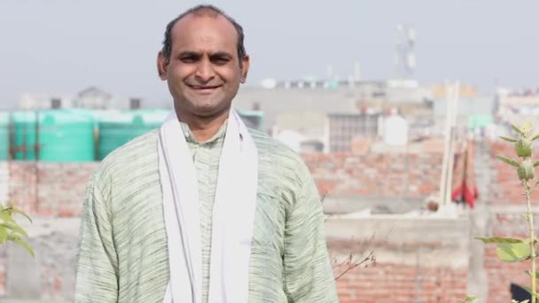 Ενηλίκων Ινδική Άνθρωπος Δείχνει Εκλογέα Κάρτα Και Προτρέποντας Άτομα Ψηφίσουν — Αρχείο Βίντεο