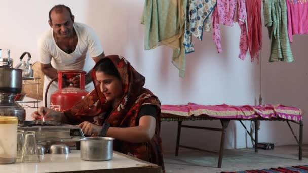印度农村的下中产阶级夫妇对新的天然气连接感到满意 — 图库视频影像