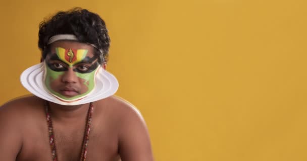 Kathakali Dançarina Sentada Com Rosto Meio Pintado — Vídeo de Stock