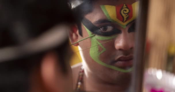 Close Van Een Kathakali Danser Glimlachen — Stockvideo