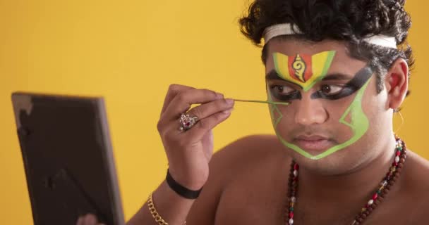 Kathakali Dançarino Aplicando Pacha Seu Rosto Enquanto Olha Espelho — Vídeo de Stock