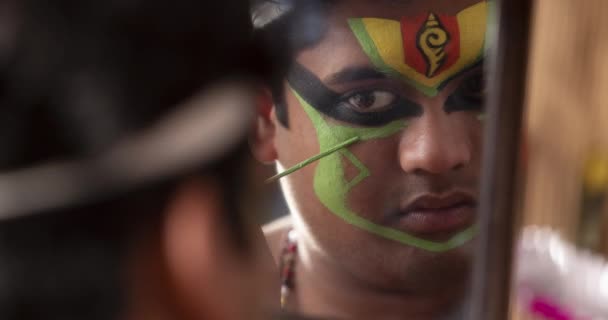 Kathakali Dançarino Aplicando Paacha Com Pau Seu Rosto — Vídeo de Stock