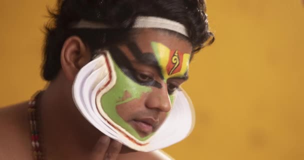 Joven Bailarín Kathakali Comprobando Forma Fuerza Chutti Cara — Vídeos de Stock