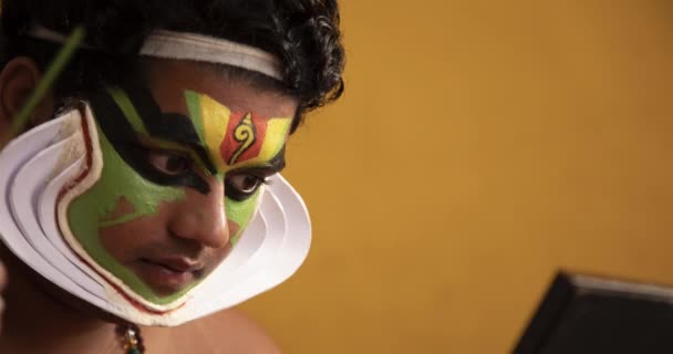 Kathakali Dançarino Aplicando Tinta Seu Rosto Enquanto Olha Espelho — Vídeo de Stock