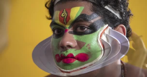 Close Dançarino Kathakali Fazendo Seu Makup — Vídeo de Stock