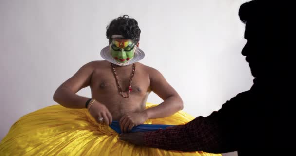 Kathakali Dançarina Vestindo Seu Traje Com Ajuda Seu Amigo — Vídeo de Stock