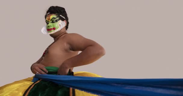 Kathakali Kunstenaar Draagt Zijn Kostuum — Stockvideo