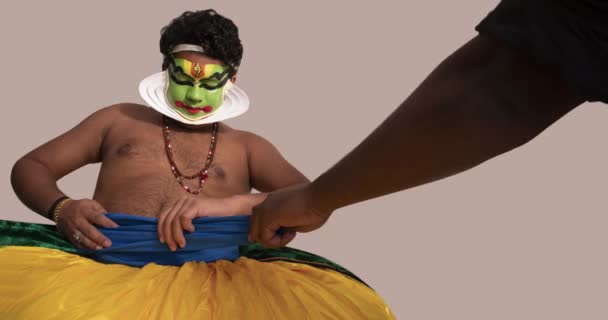Kathakali Dançarina Vestindo Seu Traje — Vídeo de Stock