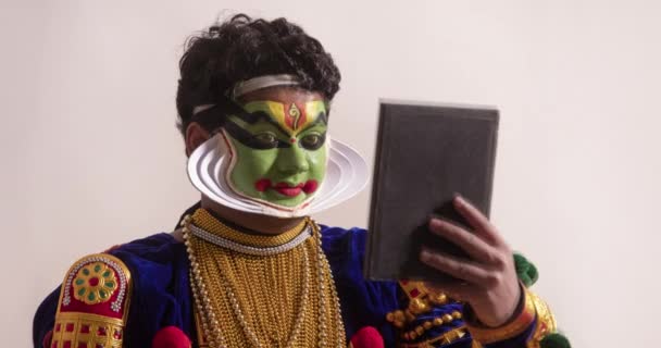 Kathakali Artista Mirando Maquillaje Espejo — Vídeos de Stock