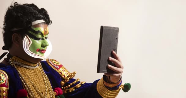 Kathakali Danseur Regarder Son Maquillage Dans Miroir — Video