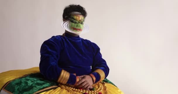 Kathakali Χορευτής Κάθεται Στο Κοστούμι Του Πριν Φοράει Στολίδια Του — Αρχείο Βίντεο