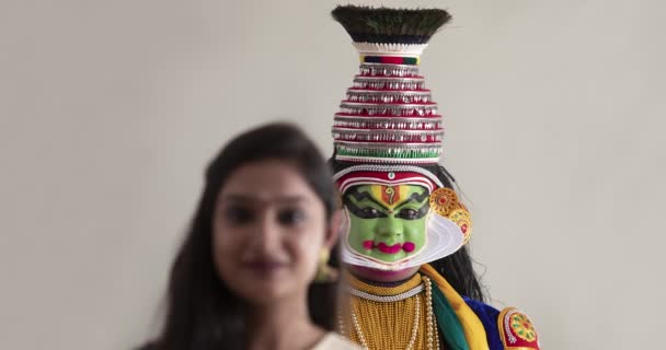 Sul Índia Mulher Sorrindo Com Dançarino Kathakali Atrás Dela — Vídeo de Stock