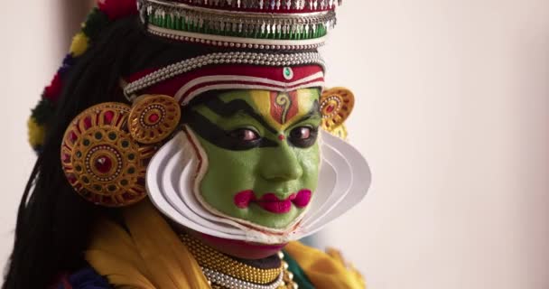 Close Dançarino Kathakali Sorrindo — Vídeo de Stock