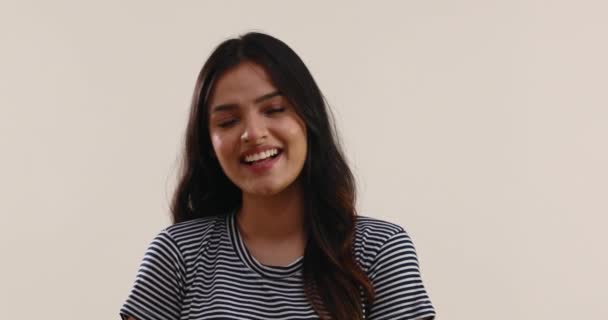 Młoda Kobieta Uśmiechnięta Podczas Rozmowy Przyjaciółmi Whats App — Wideo stockowe