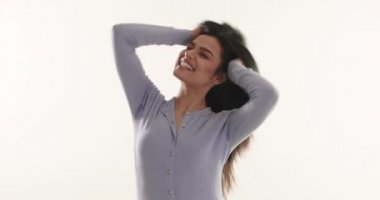 Arkadaşlarıyla sohbet ederken gülümseyen genç bir kadın.