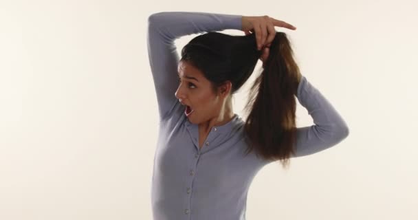 Jonge Vrouw Glimlachen Terwijl Het Hebben Van Een Gesprek Met — Stockvideo