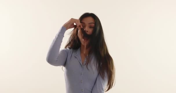 Mladá Žena Úsměvem Při Rozhovoru Svými Přáteli Whats App — Stock video