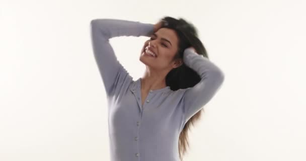 Jonge Vrouw Glimlachen Terwijl Het Hebben Van Een Gesprek Met — Stockvideo