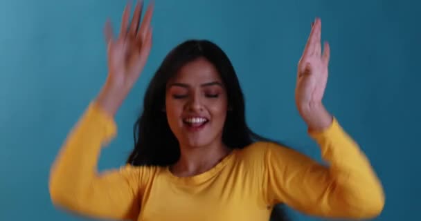 Ung Kvinne Smiler Mens Hun Snakker Med Vennene Sine Hva – stockvideo