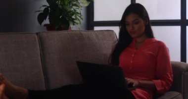 Arkadaşlarıyla sohbet ederken gülümseyen genç bir kadın.