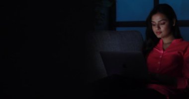 Arkadaşlarıyla sohbet ederken gülümseyen genç bir kadın.