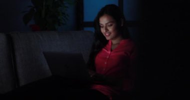 Arkadaşlarıyla sohbet ederken gülümseyen genç bir kadın.