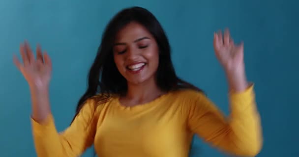 若い女性は どんなアプリで彼女の友人とチャットをしながら笑顔 — ストック動画
