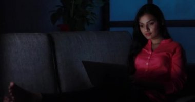 Arkadaşlarıyla sohbet ederken gülümseyen genç bir kadın.