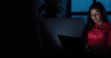 Arkadaşlarıyla sohbet ederken gülümseyen genç bir kadın.