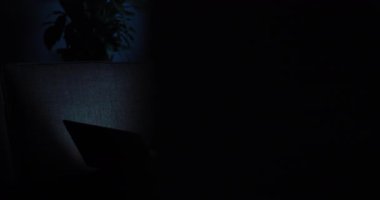 Arkadaşlarıyla sohbet ederken gülümseyen genç bir kadın.