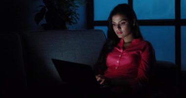 Arkadaşlarıyla sohbet ederken gülümseyen genç bir kadın.