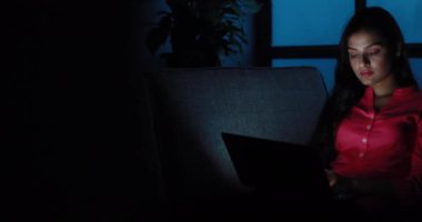 Arkadaşlarıyla sohbet ederken gülümseyen genç bir kadın.