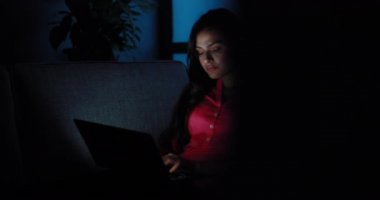 Arkadaşlarıyla sohbet ederken gülümseyen genç bir kadın.