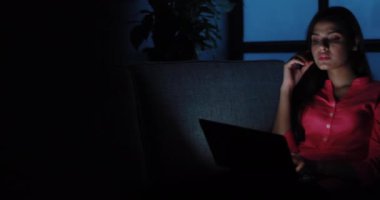 Arkadaşlarıyla sohbet ederken gülümseyen genç bir kadın.